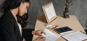 abogada finanzas oficina