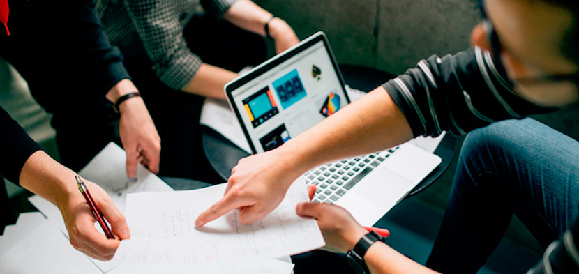 jovenes estudiando negocios