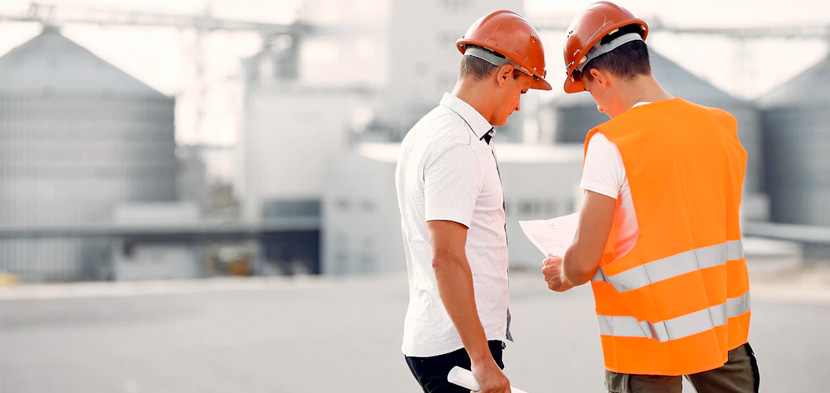 ingenieros trabajando construccion