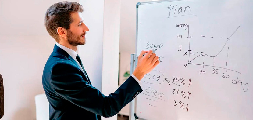 joven calculando pizarra