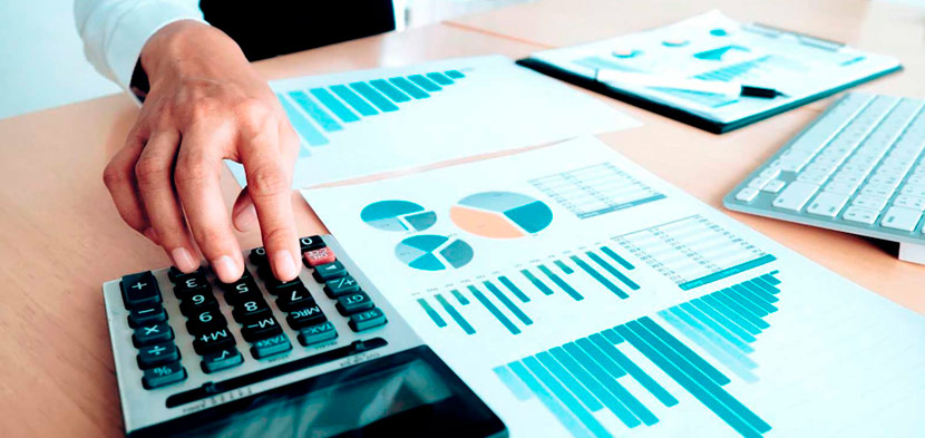 mano calculadora contando graficos