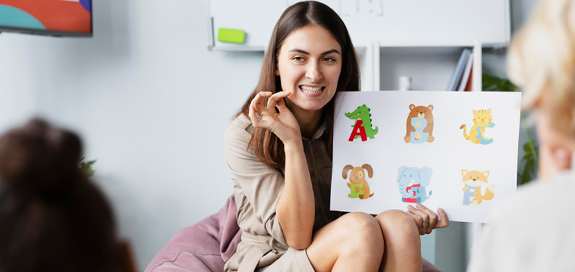 psicologa sonriendo mostrando dibujos