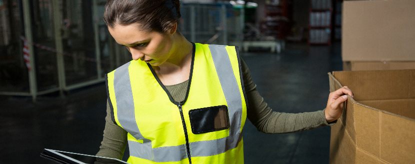 trabajadora viendo sus tareas