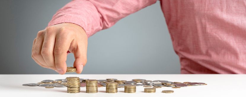 persona contando dinero