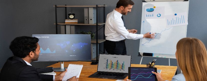 administrador financiero exponiendo