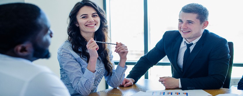 personas reunidas en una mesa trabajando